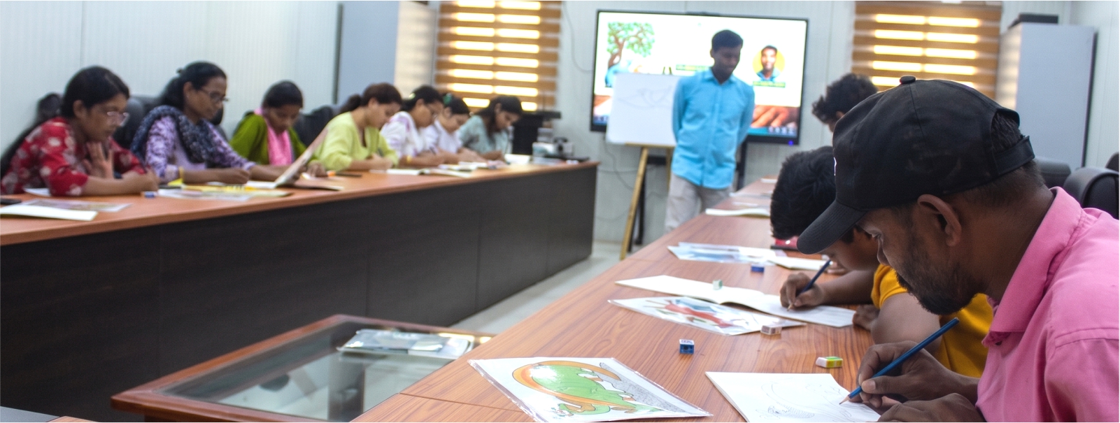 STRCs Gond Painting Workshop Under Gondwana Craft Revives Traditional Heritage Through Science, Culture, and Creative Innovation.